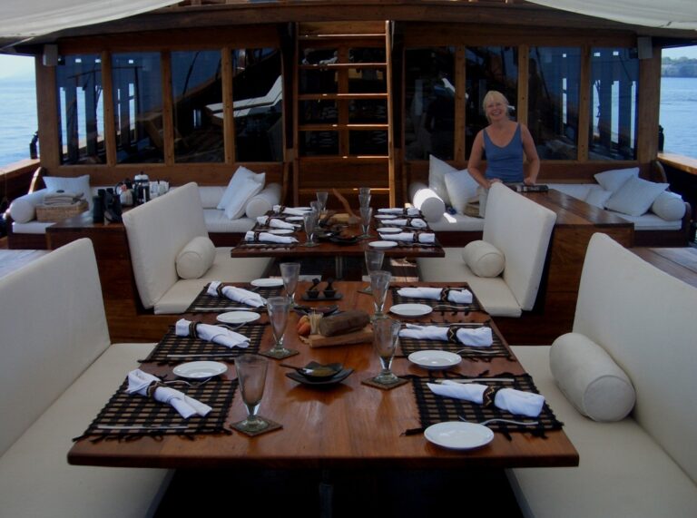 Phinisi_silolona_foredeck