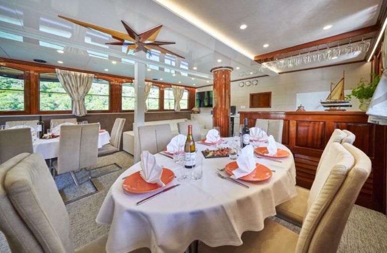 Saloon - Elegant Dining