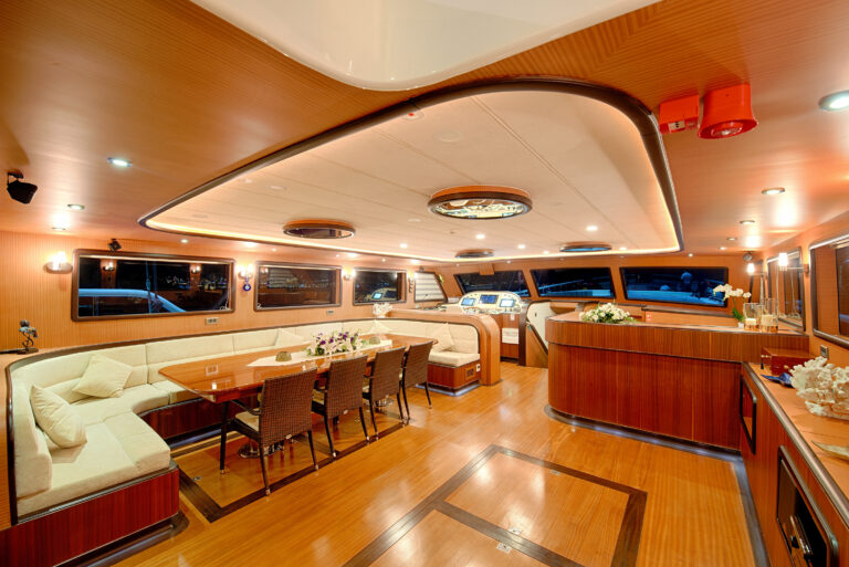 Spacious Saloon With Dining Table