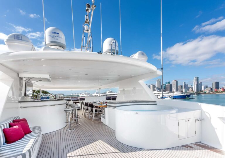 Sun Deck Wtih Jacuzzi