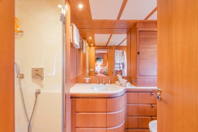 Twin Guest Bathroo M