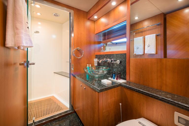 Twin - Starboard Bathroom