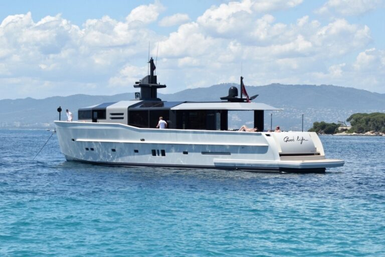 Yacht Good Life Exterior