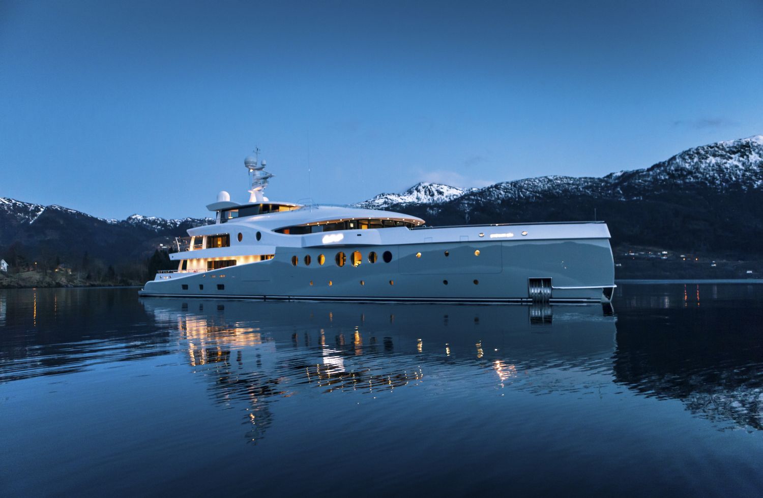 Luxury-superyacht-EVENT-by-Amels-Image-by-Amels-Jeff-Brown.jpg