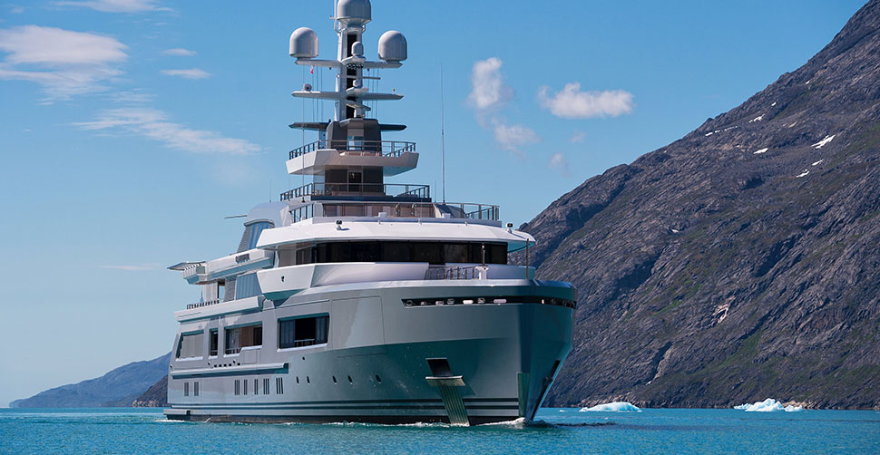 Yacht Cloudbreak