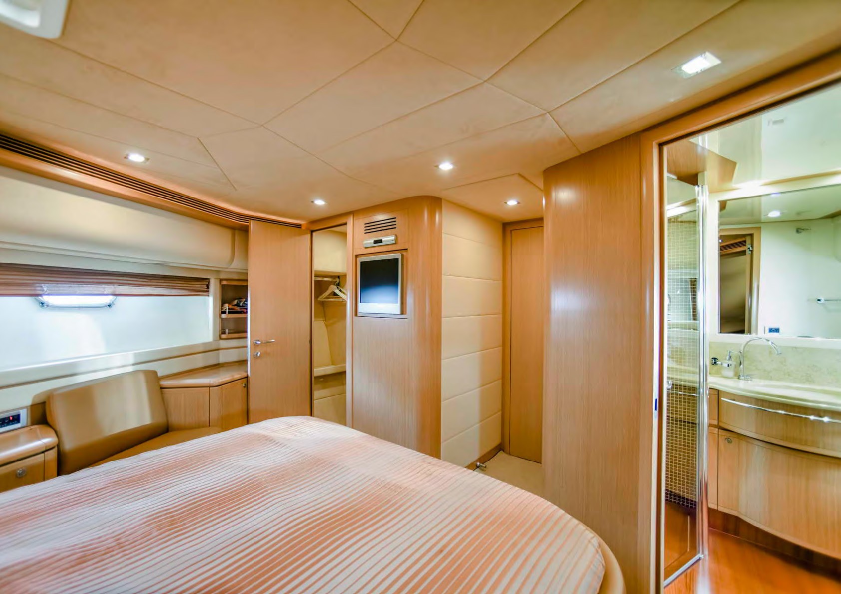[25m-Yacht-JULIE-M]-10194-174.jpg