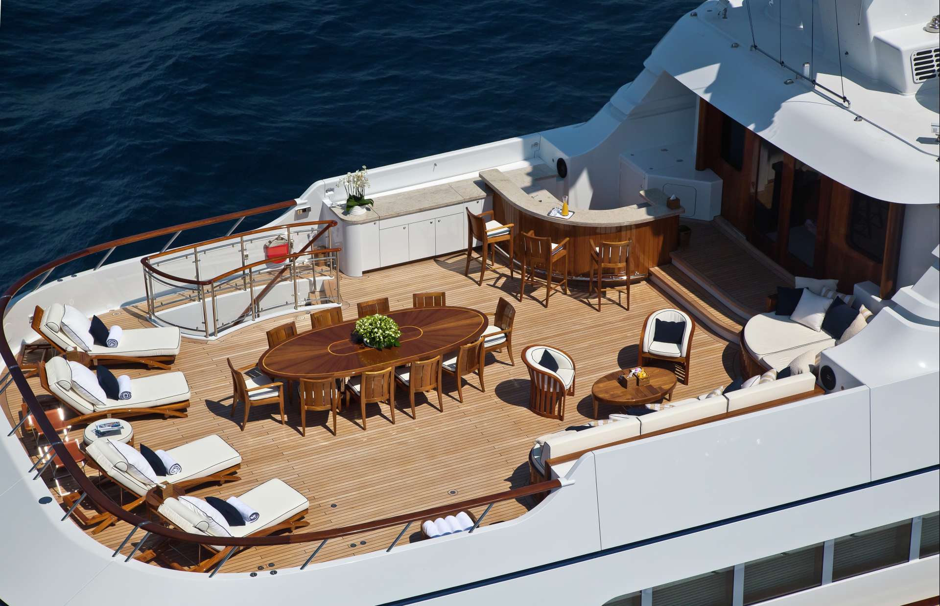 [M-CUSTOM-SUPERYACHT-BY-FEADSHIP]-11775-18.jpg