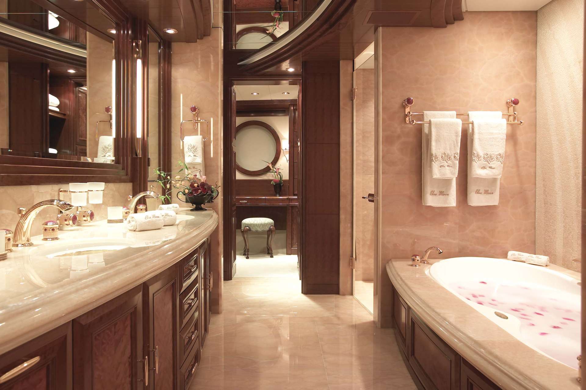 [M-CUSTOM-SUPERYACHT-BY-FEADSHIP]-11783-9.jpg