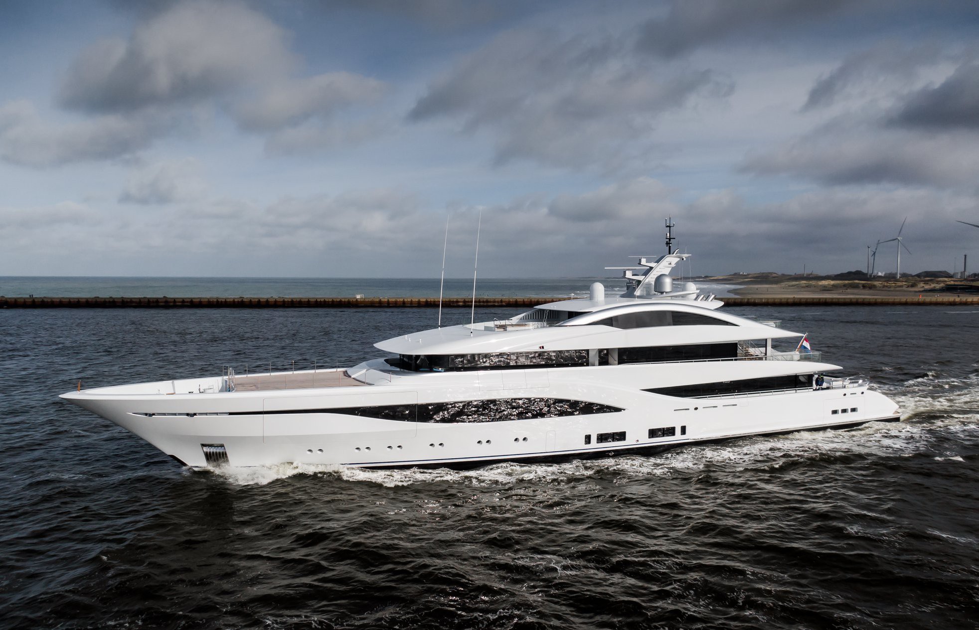 [M-FULLYCUSTOM-SUPERYACHT-BY-FEADSHIP]-13349-17.jpg