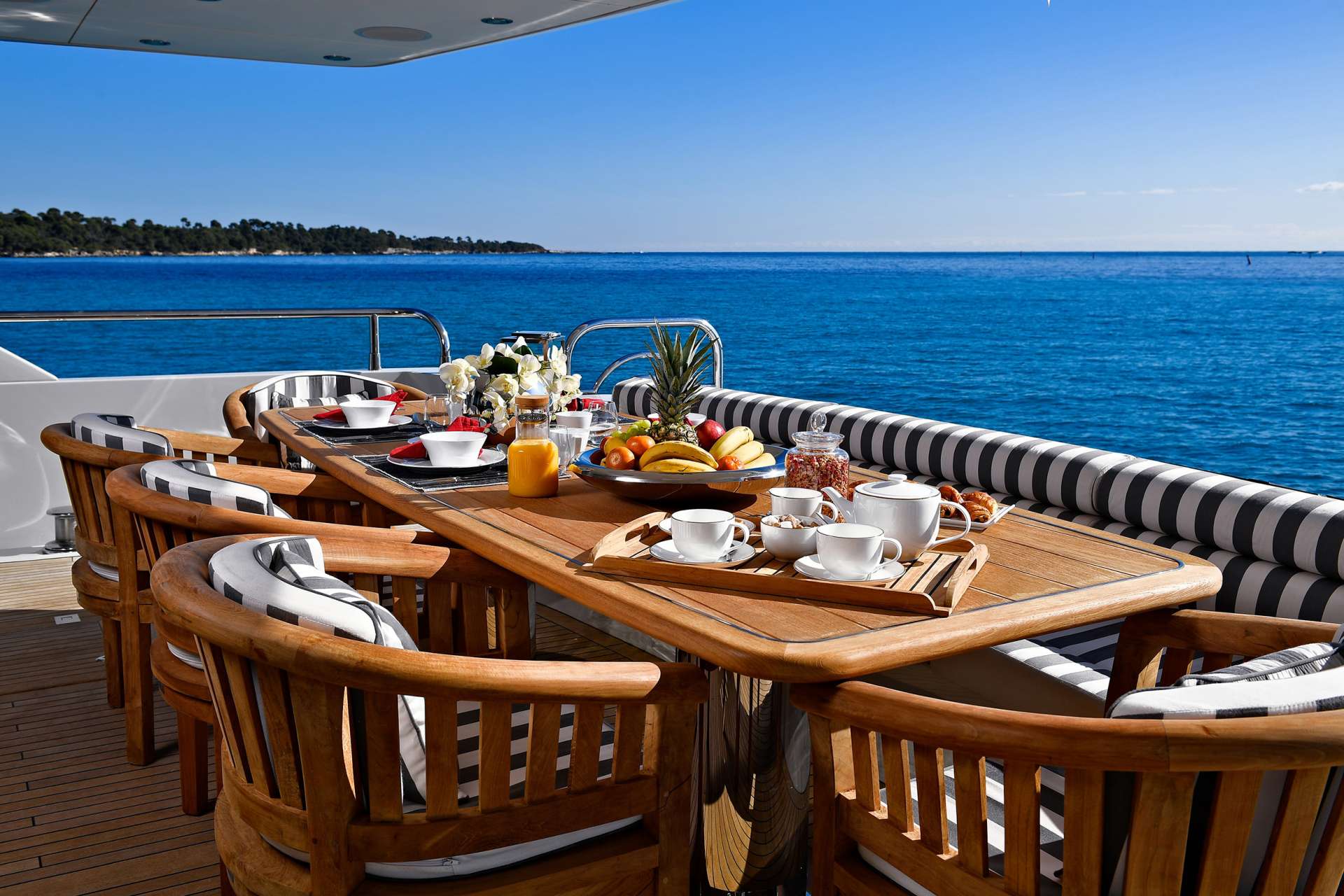 [MOTOR-YACHT-EMOJI]-10642-13.jpg