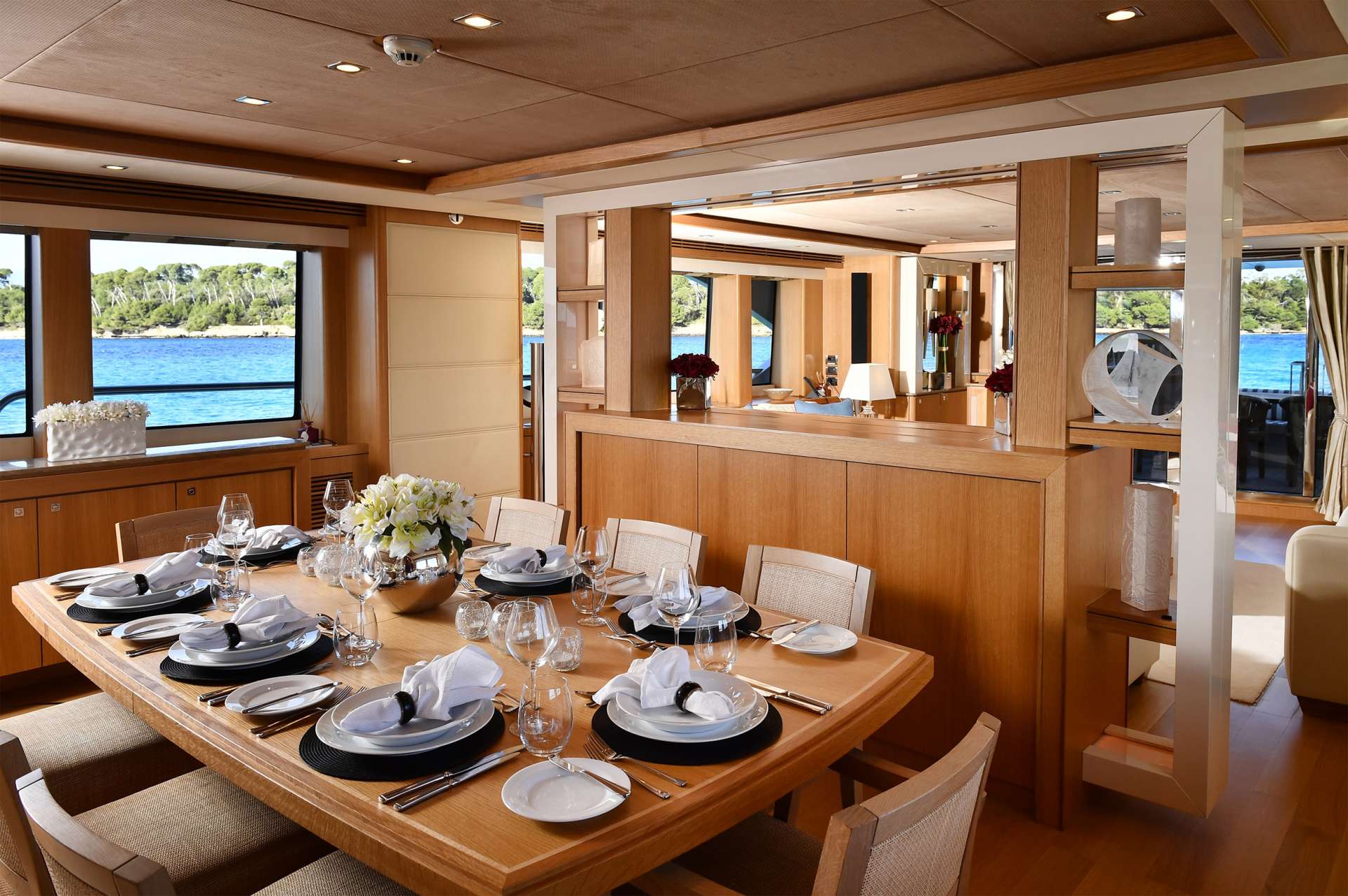 [MOTOR-YACHT-EMOJI]-10642-14.jpg