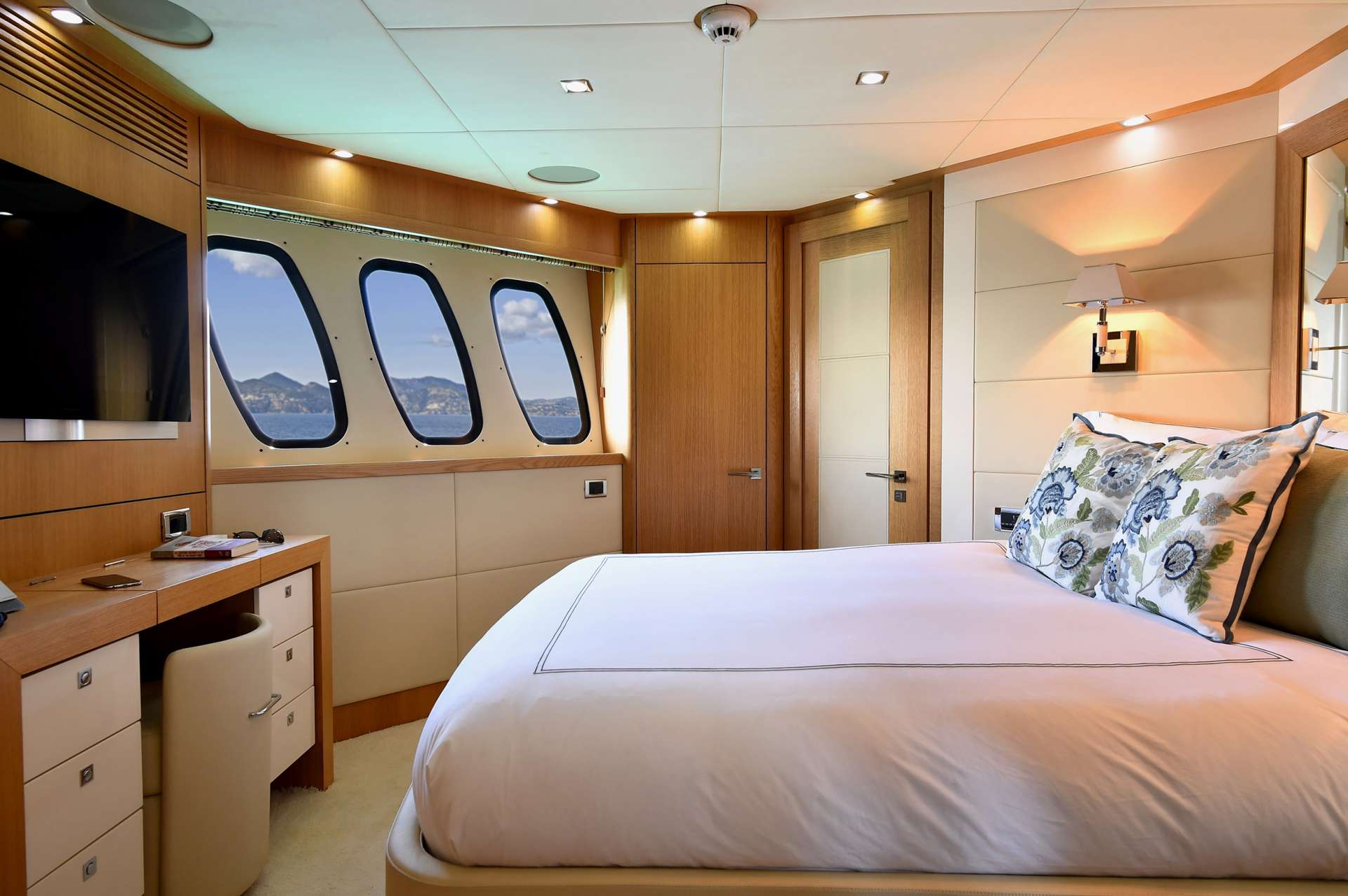 [MOTOR-YACHT-EMOJI]-10642-15.jpg