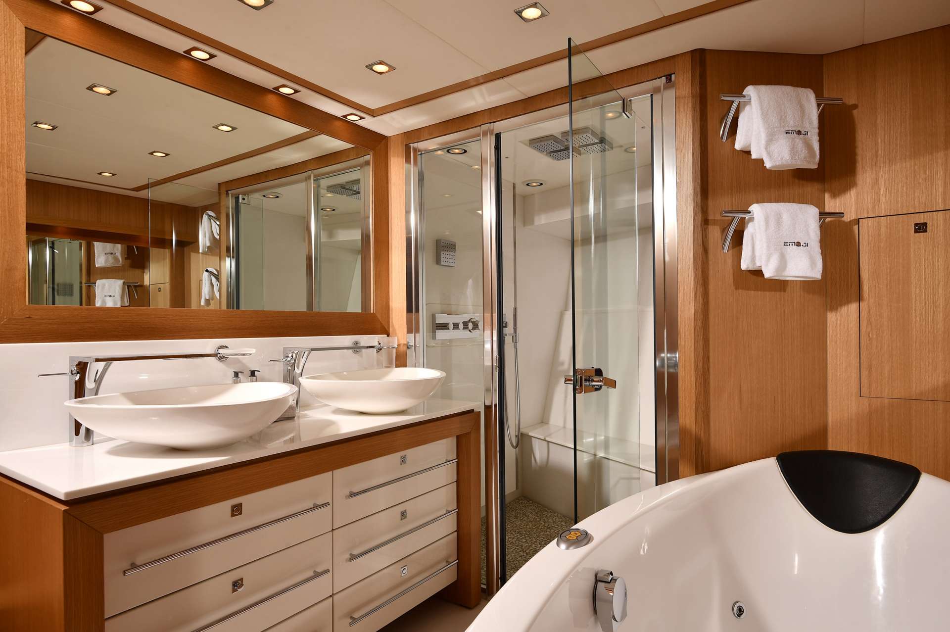 [MOTOR-YACHT-EMOJI]-10642-16.jpg