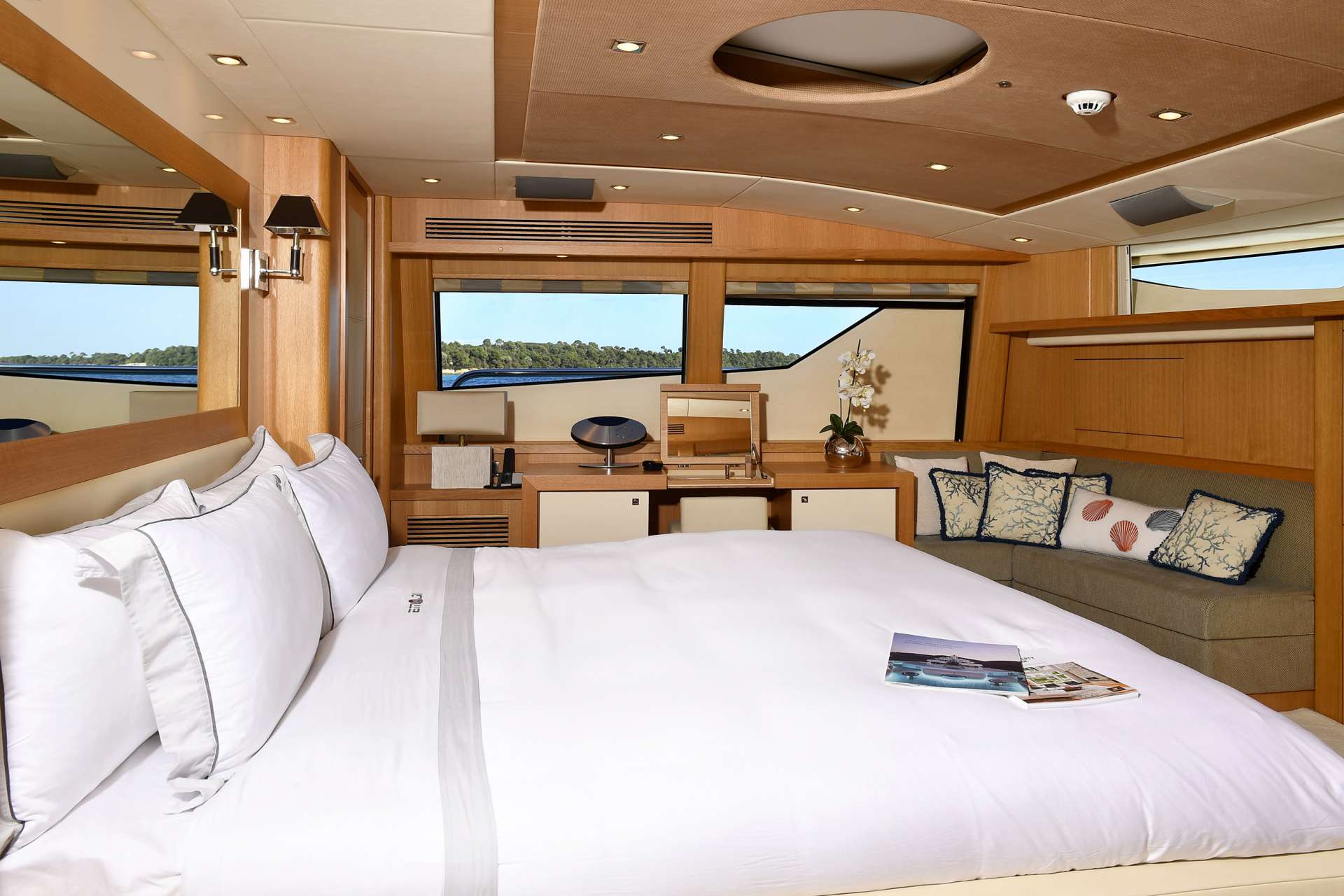 [MOTOR-YACHT-EMOJI]-10642-19.jpg