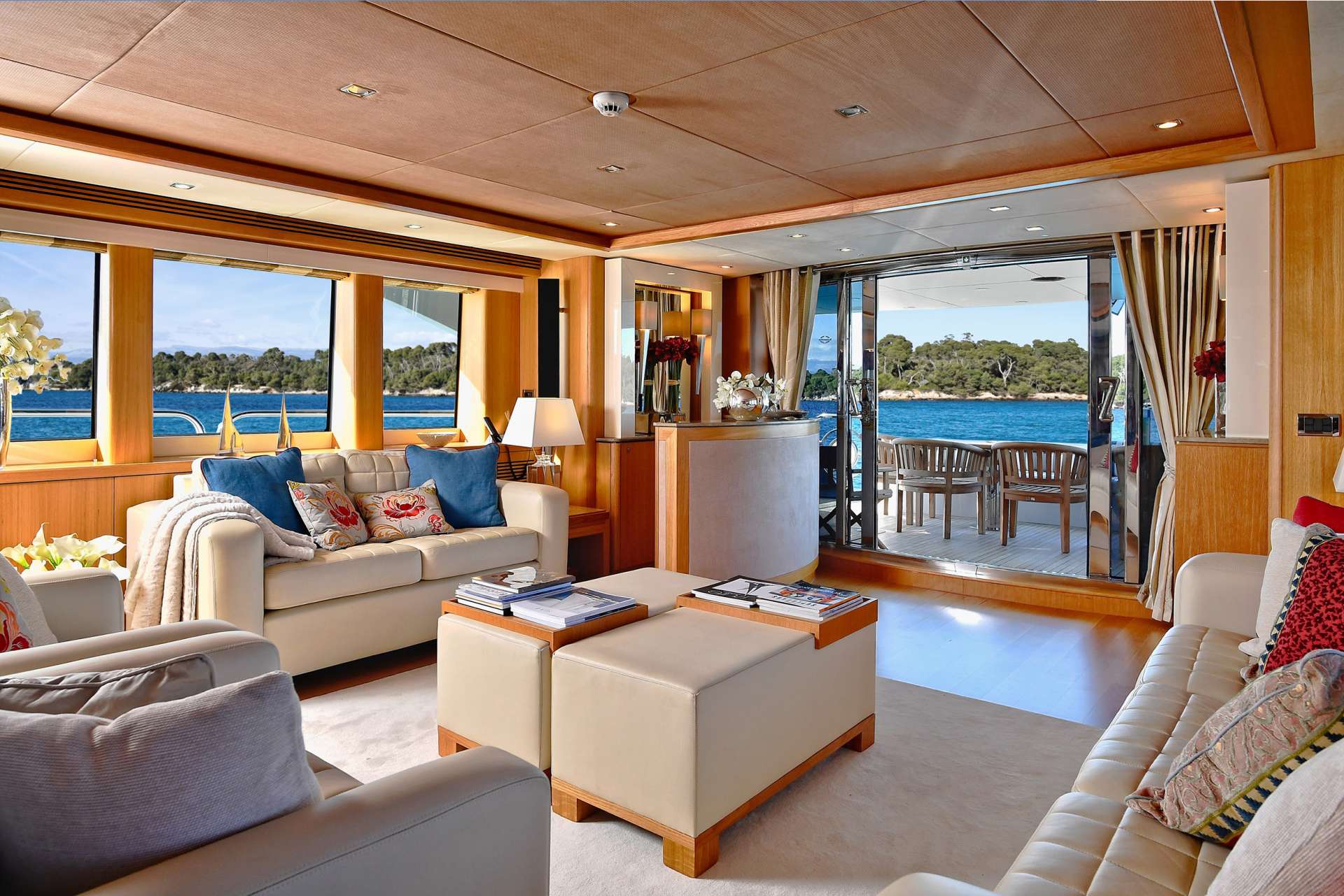 [MOTOR-YACHT-EMOJI]-10642-20.jpg
