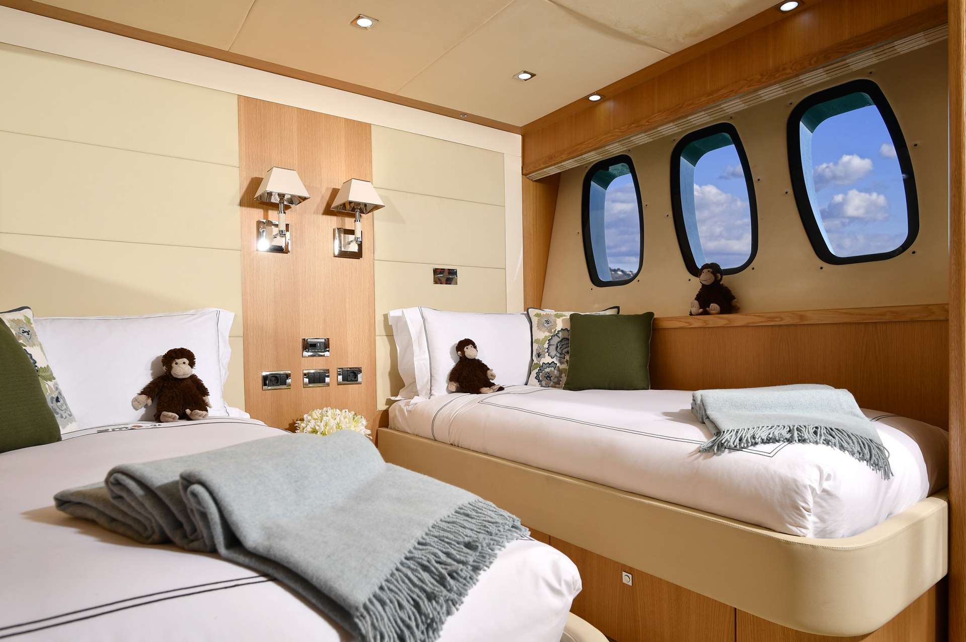 [MOTOR-YACHT-EMOJI]-10642-22.jpg