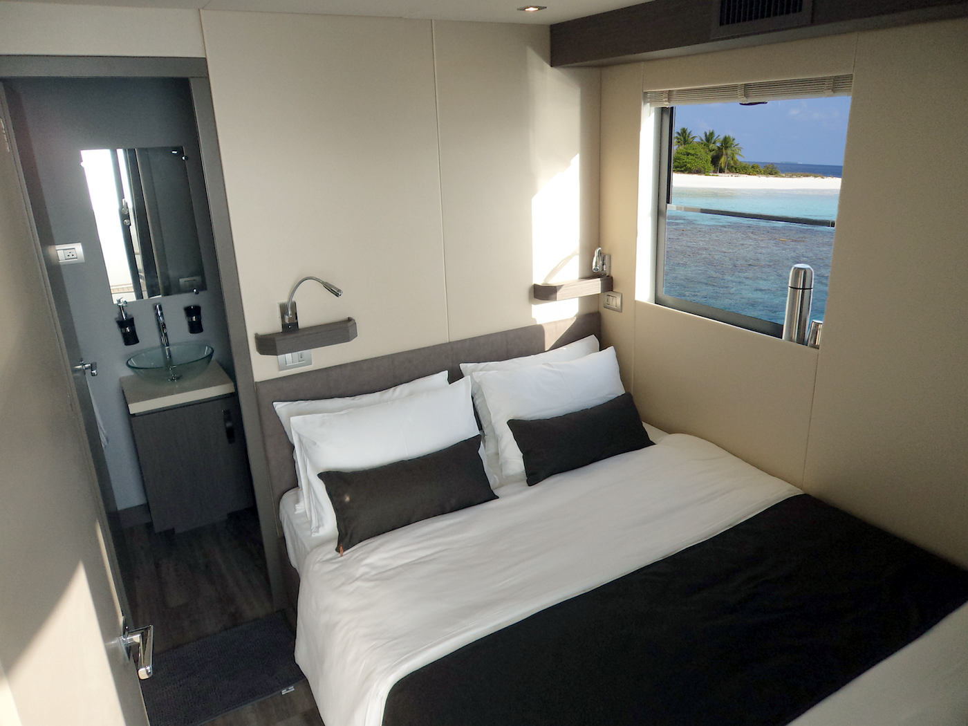 [MOTOR-YACHT-OVER-REEF]-12790-1.png