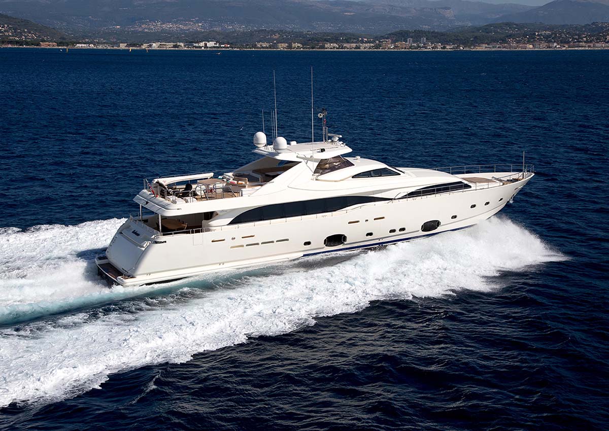 01-ferretti-112-custom-line-cruising.jpg
