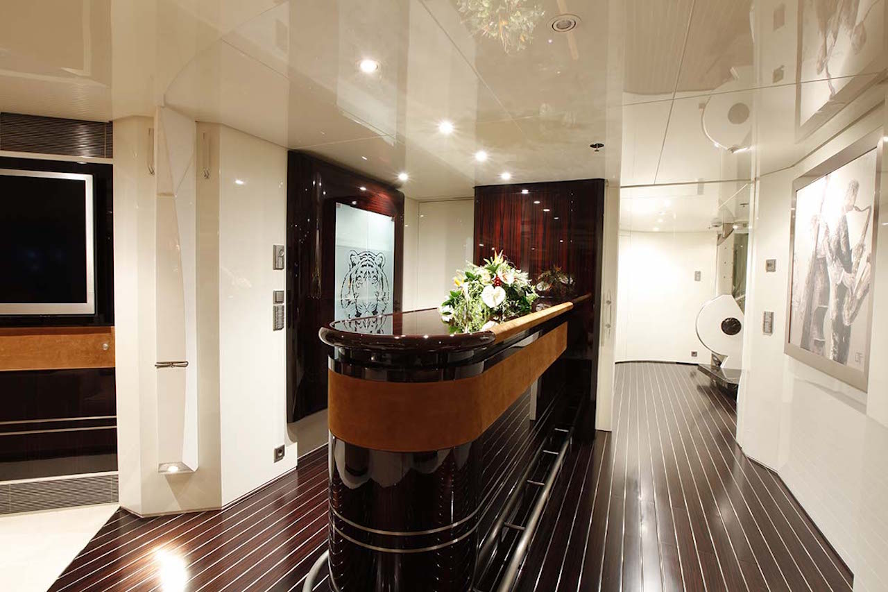 09-Vera-superyacht-hallway.jpg