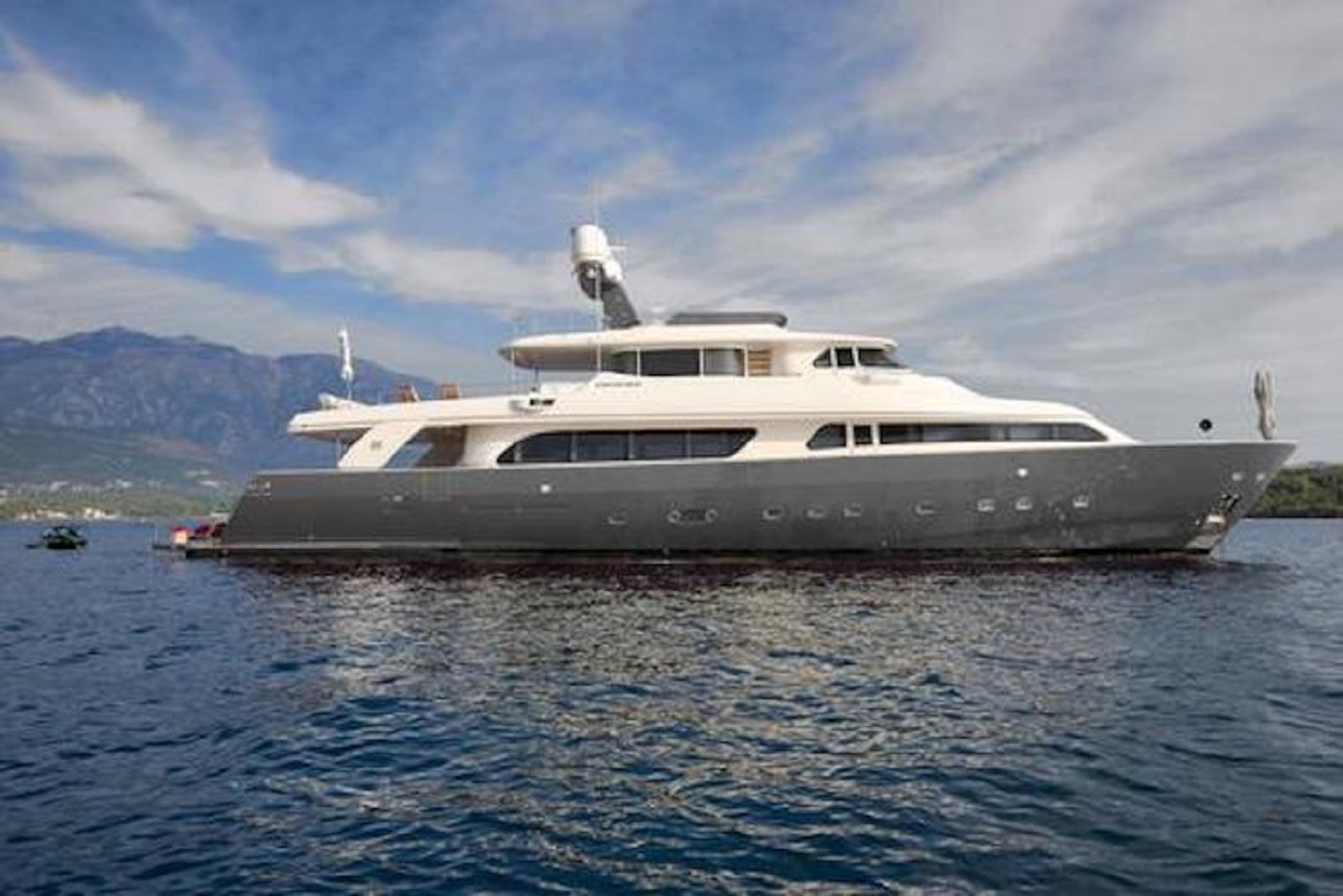 1.1 Luxury yacht ZIACANAIA.jpg