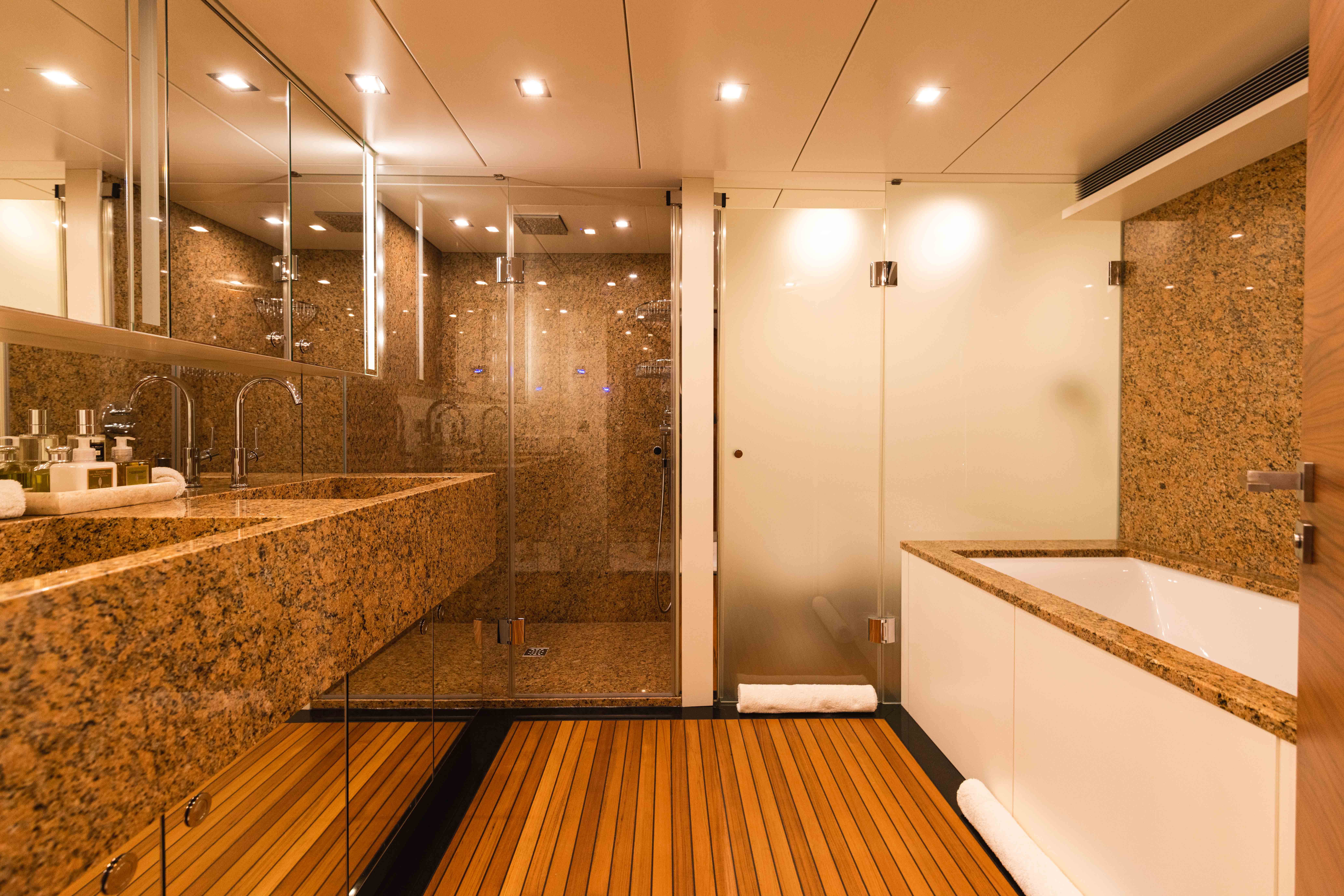 10. Master En-Suite.jpg