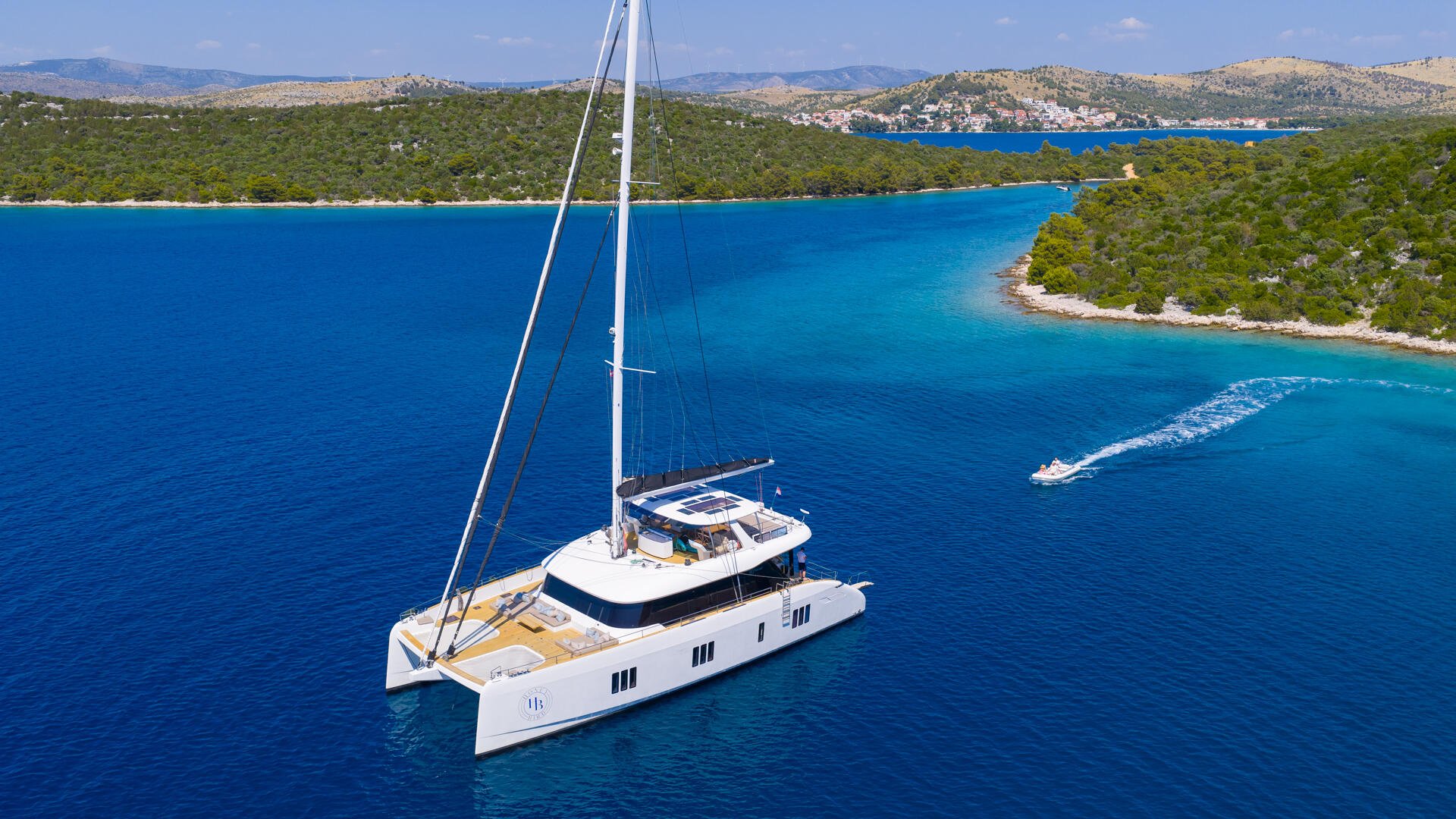 101 Luxury Catamaran HONEYBIRD.jpg