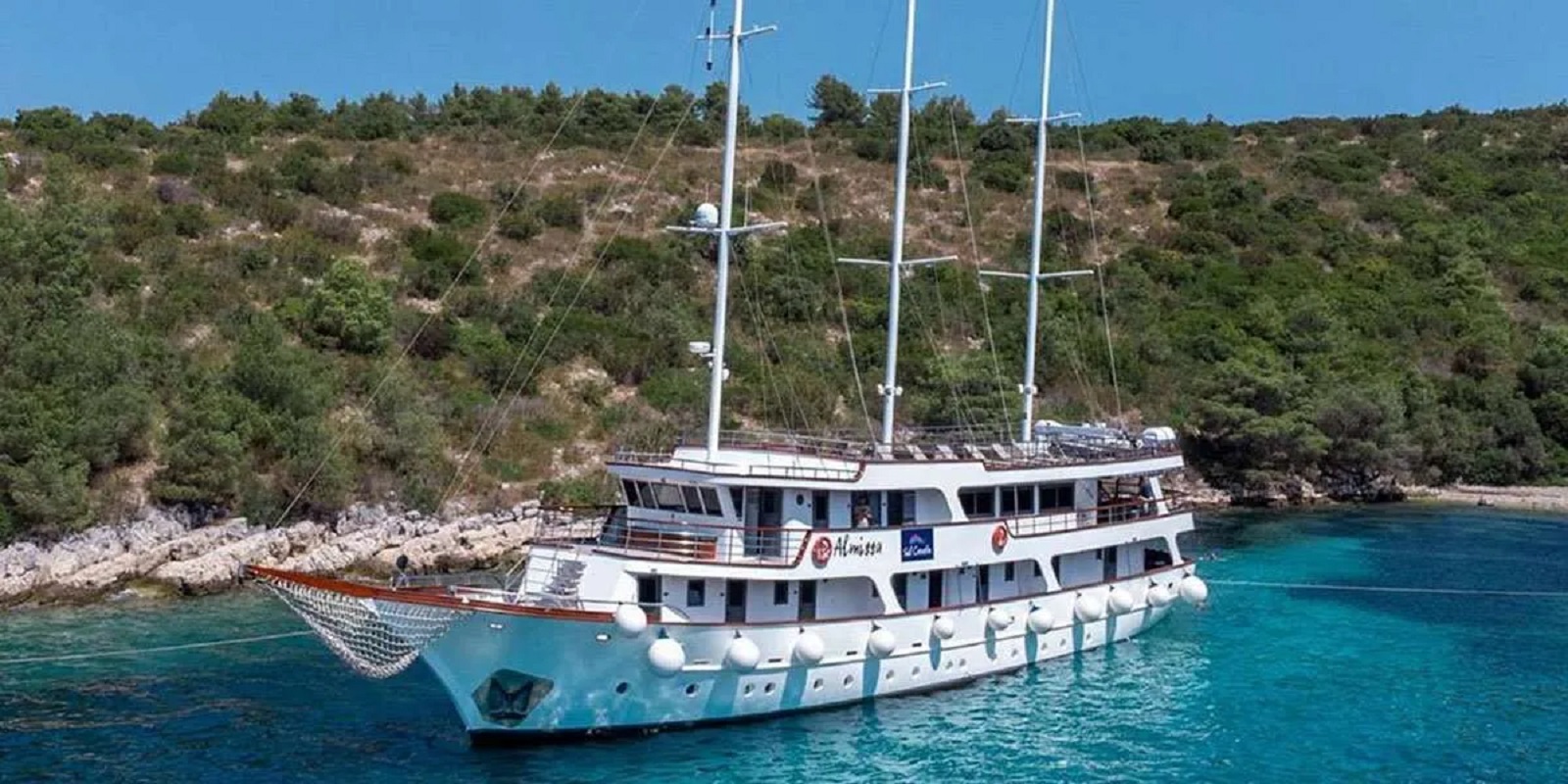 101 Luxury yacht ALMISSA.jpg