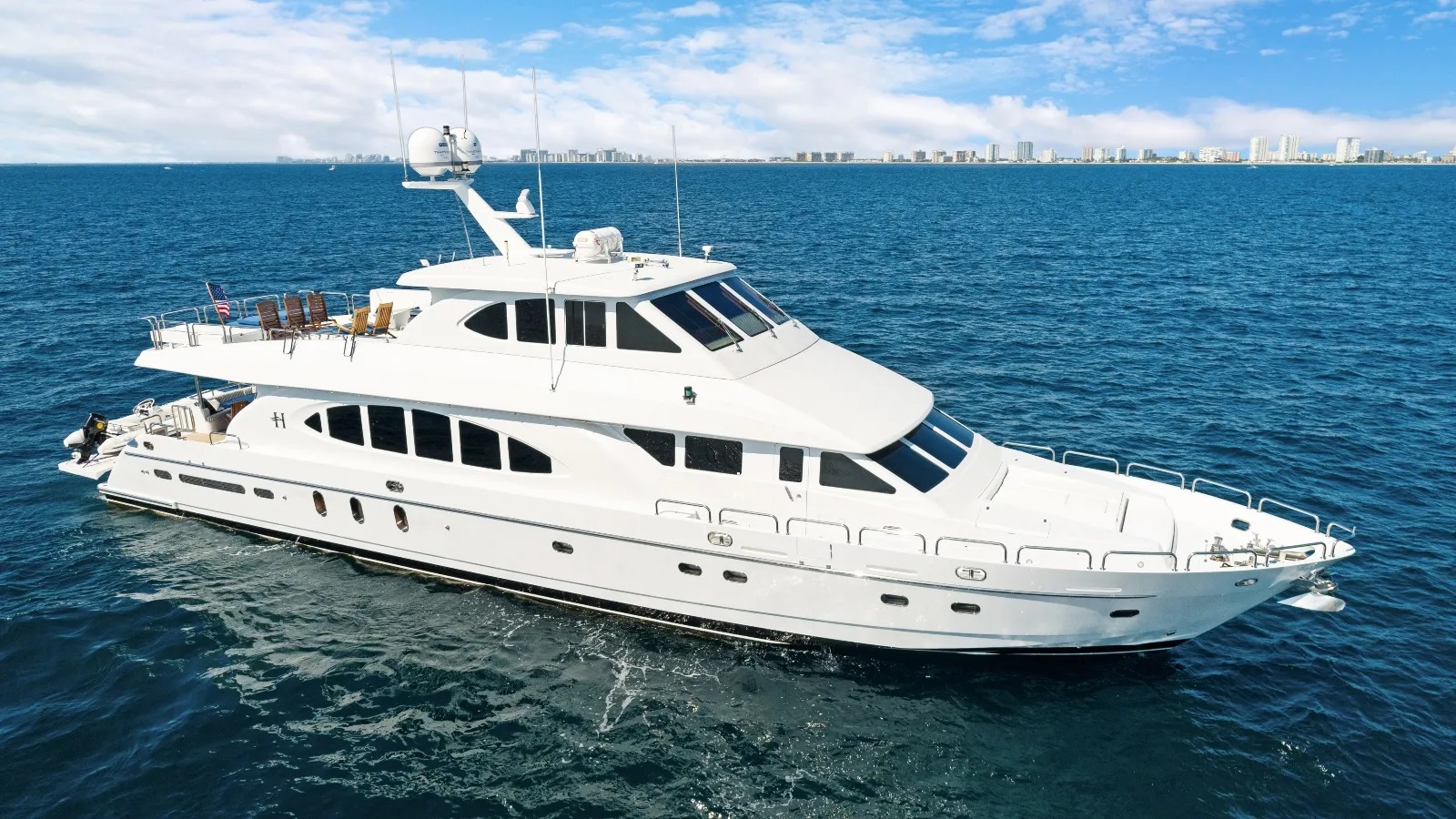 101 Luxury yacht B HAPPY.jpg