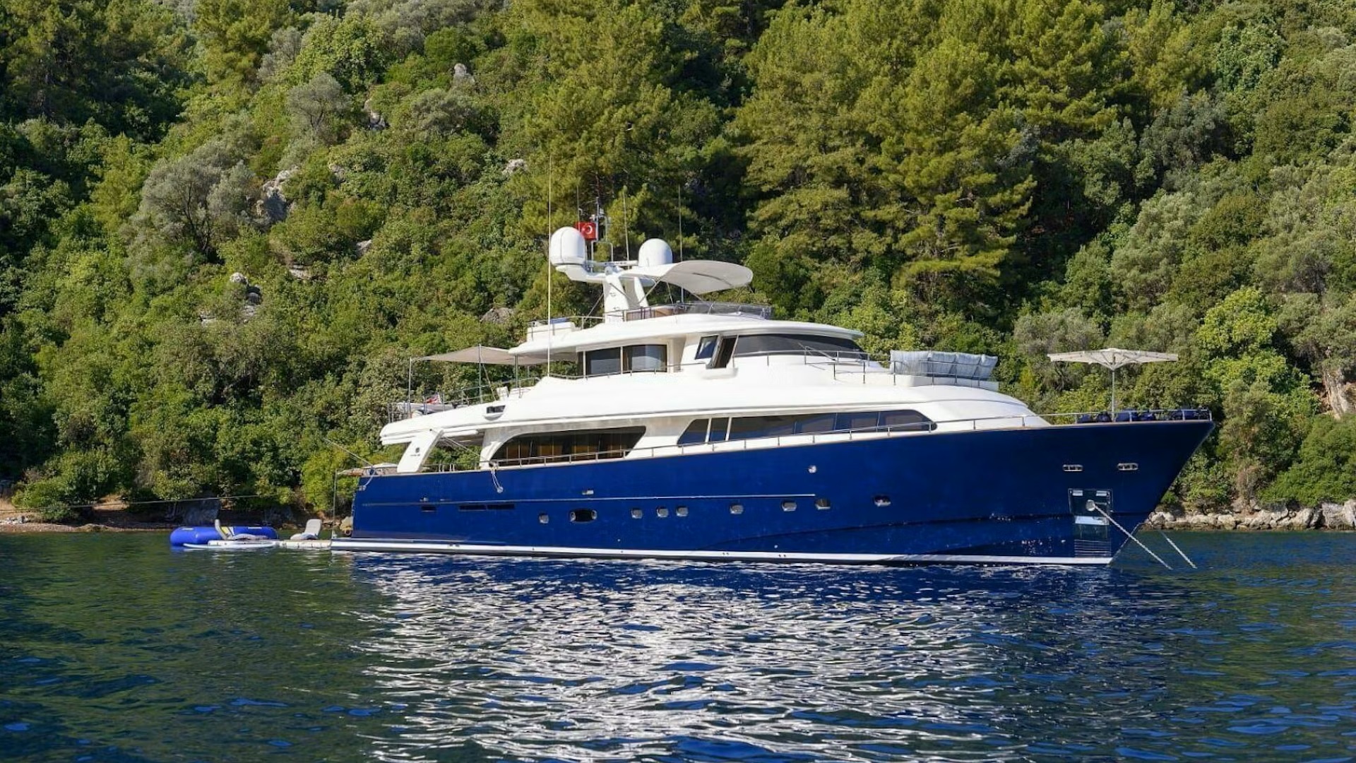 101 Luxury yacht HAG.jpg