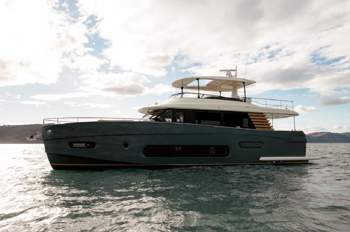 101 Luxury yacht MAGELLANO 66.jpg