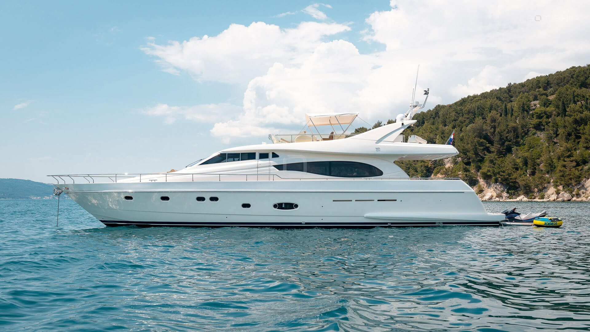 101 Motor yacht HASARD (sistership).jpg