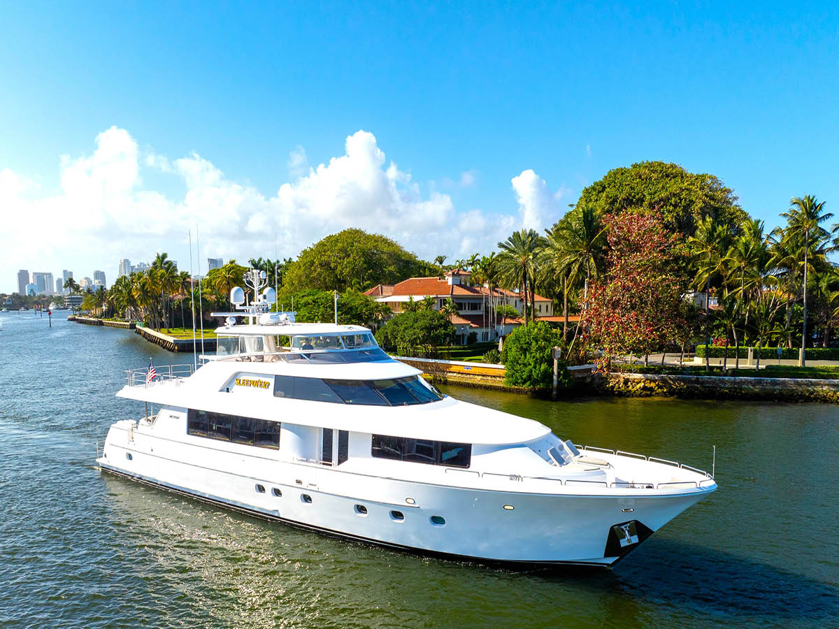 101 Motor yacht SLEEPOVER.jpg