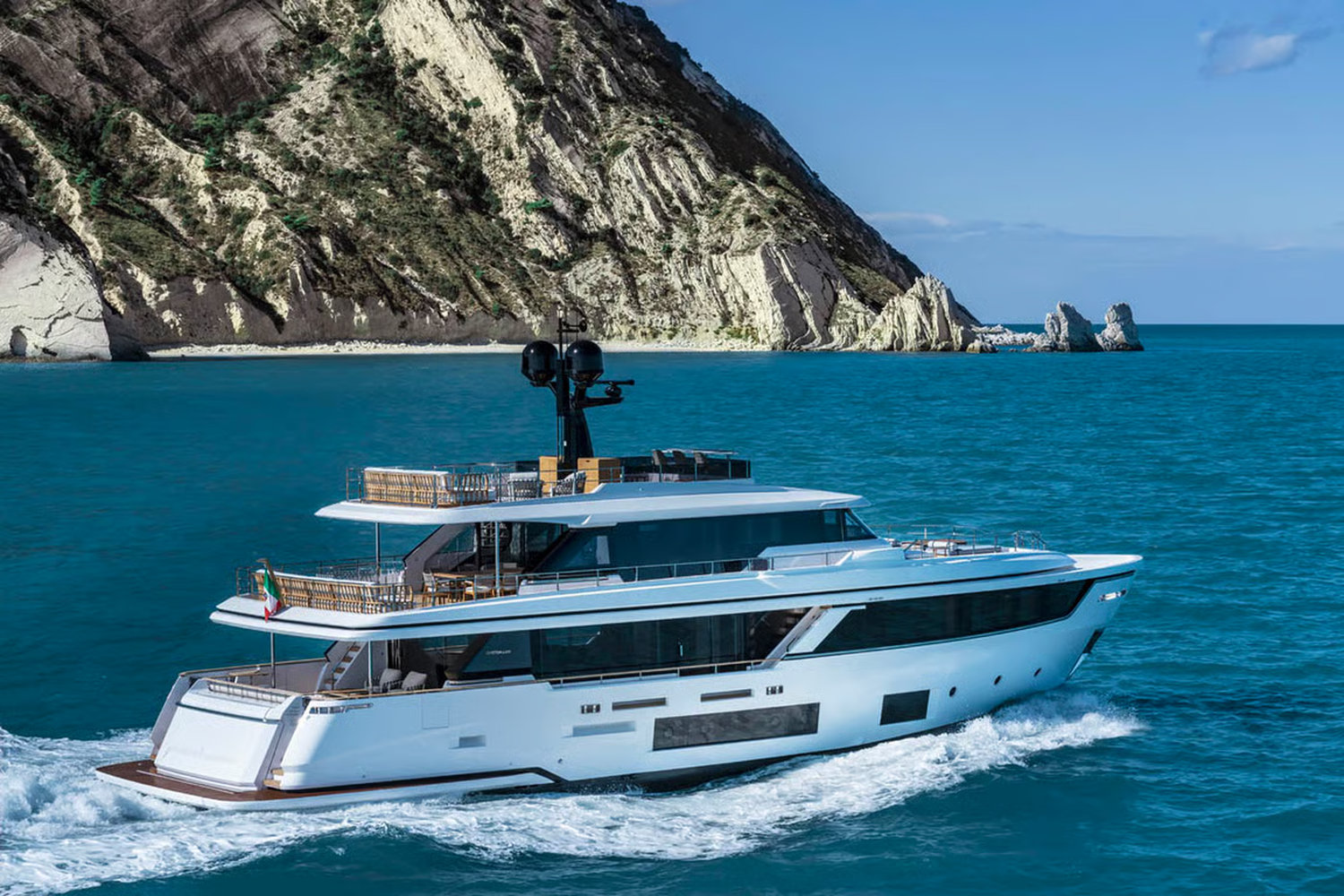 101 Motor yacht TWINS.jpg