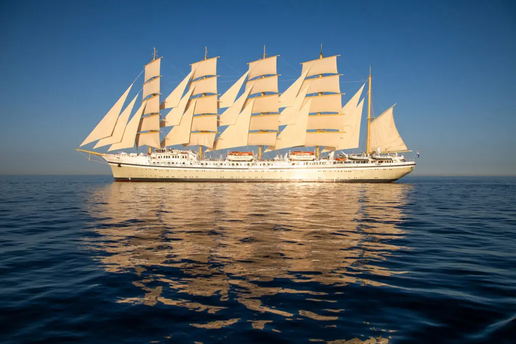 102 Luxury yacht GOLDEN HORIZON.png