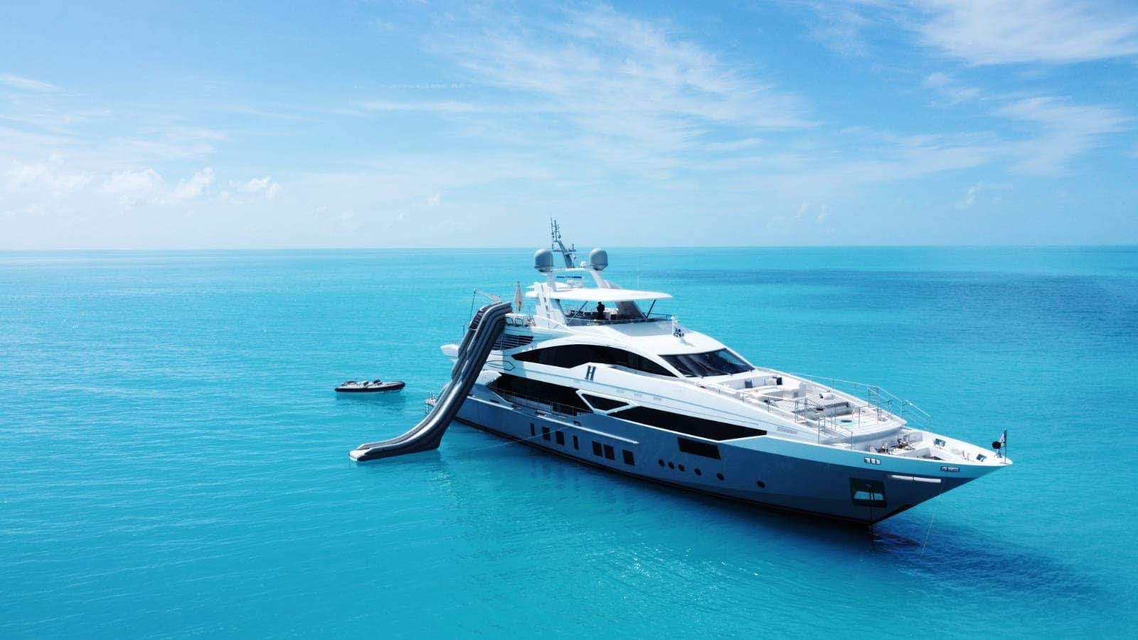 102 Luxury yacht H.jpg
