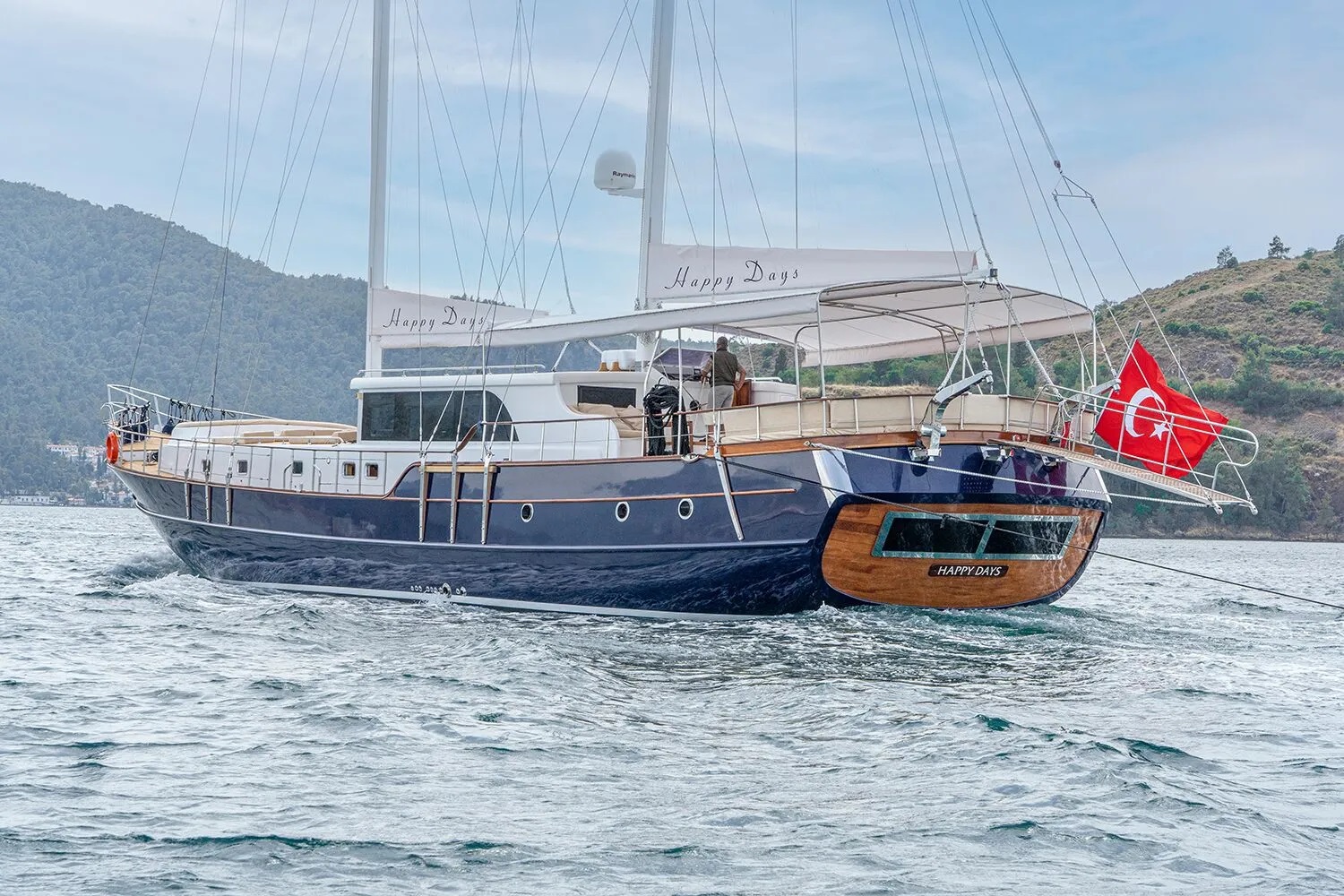 102 Luxury yacht HAPPY DAYS.jpg