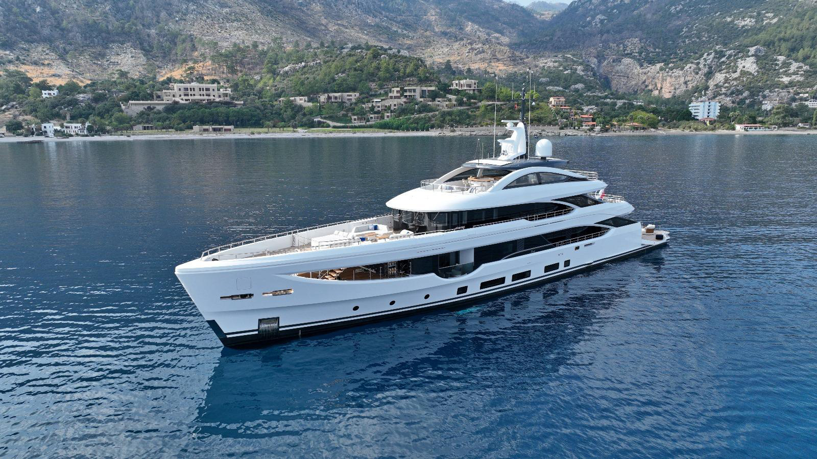 102 Luxury yacht LUMIERE.jpg