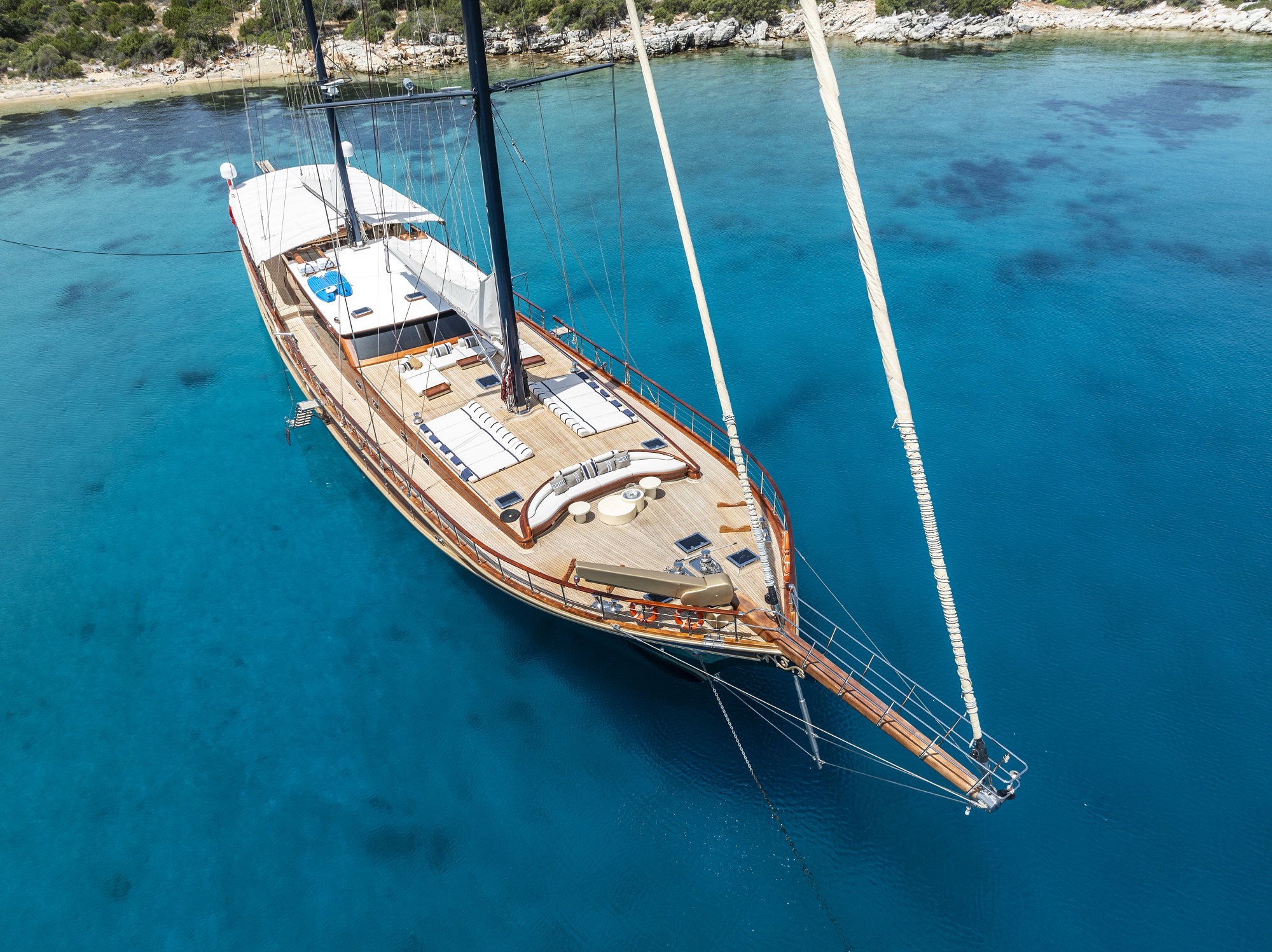 102 Luxury yacht PERFORMANCE FEE.jpg