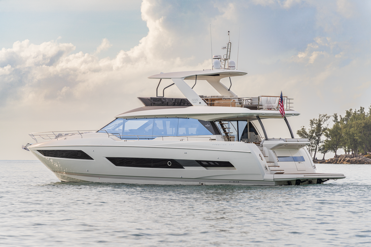 102 Luxury yacht PRESTIGE 690.png