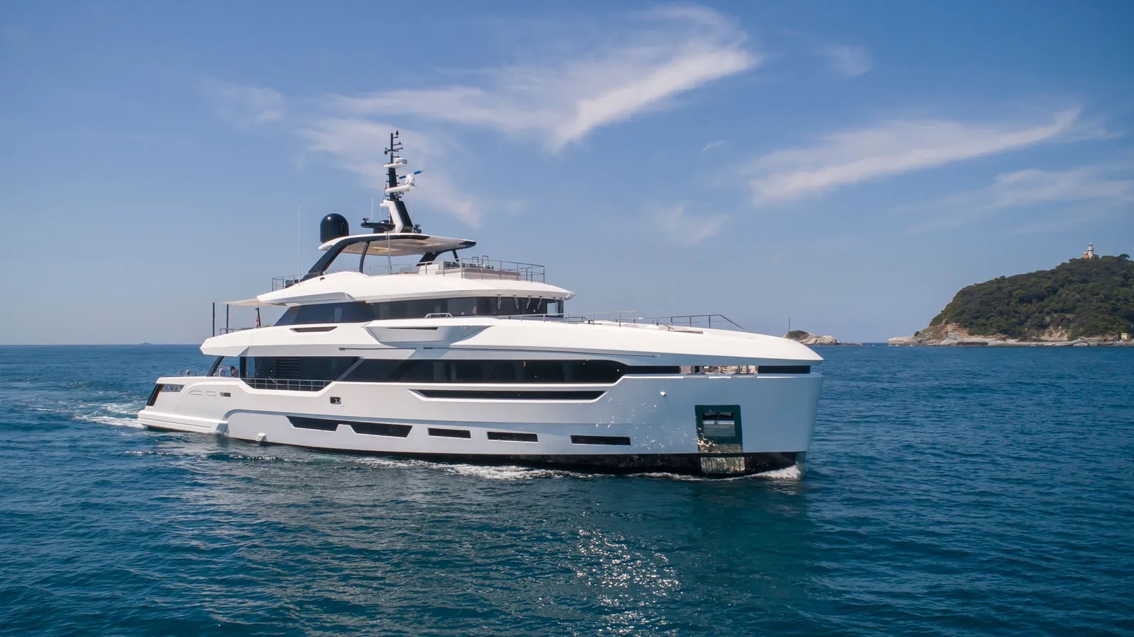102 Motor yacht PERLA BIANCA (sistership).jpg