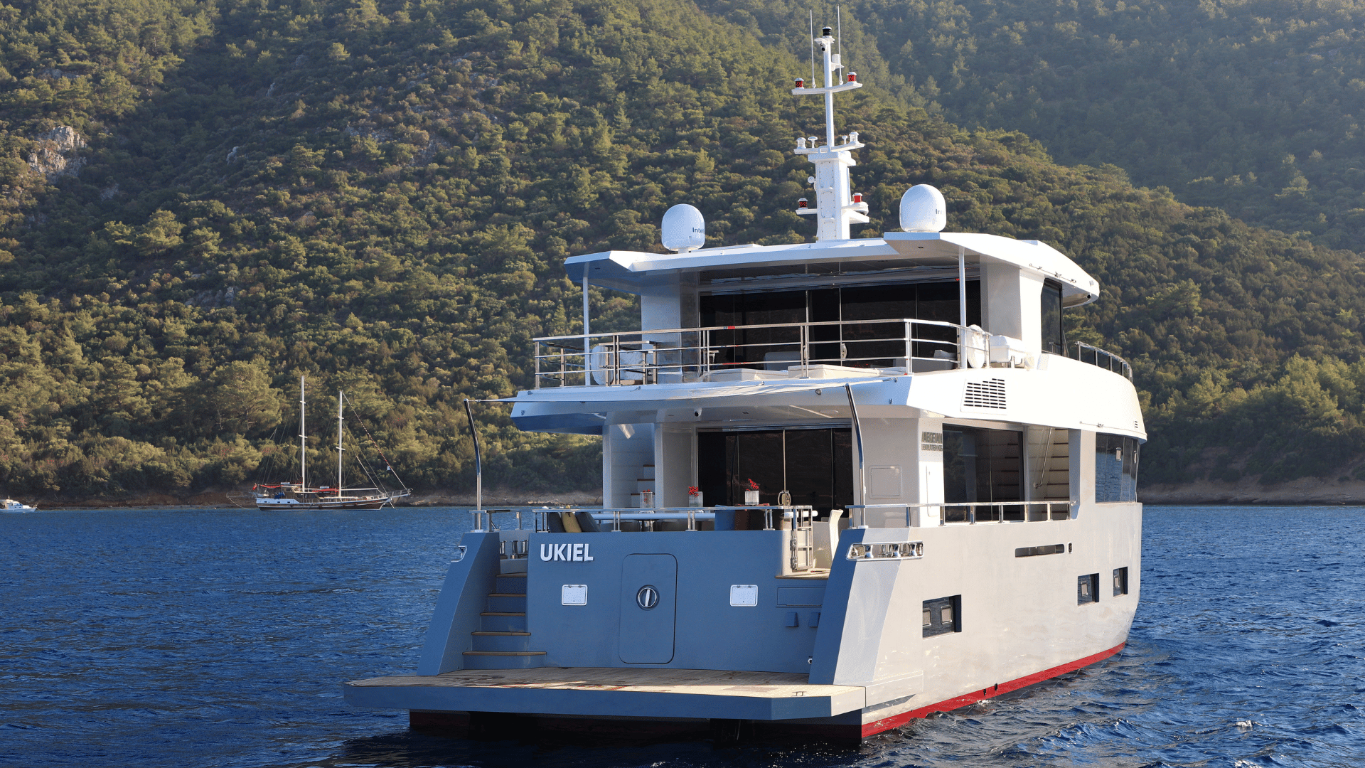 102 Motor yacht UKIEL.png