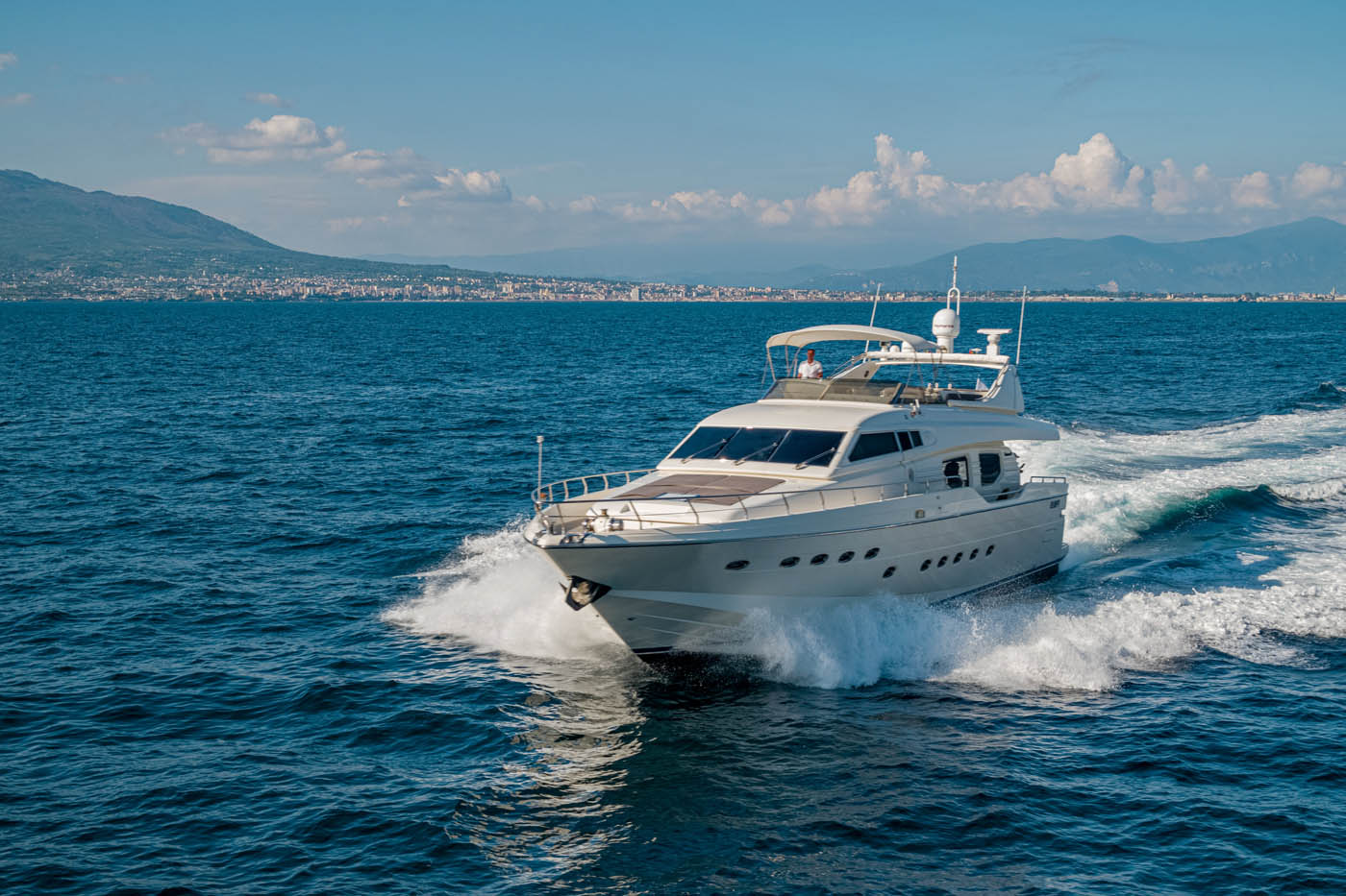 102 Motor yacht ZIHUATANEJO.jpg