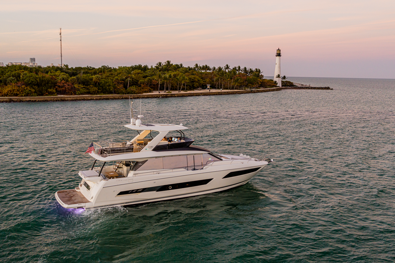 103 Super yacht PRESTIGE 690 1.png