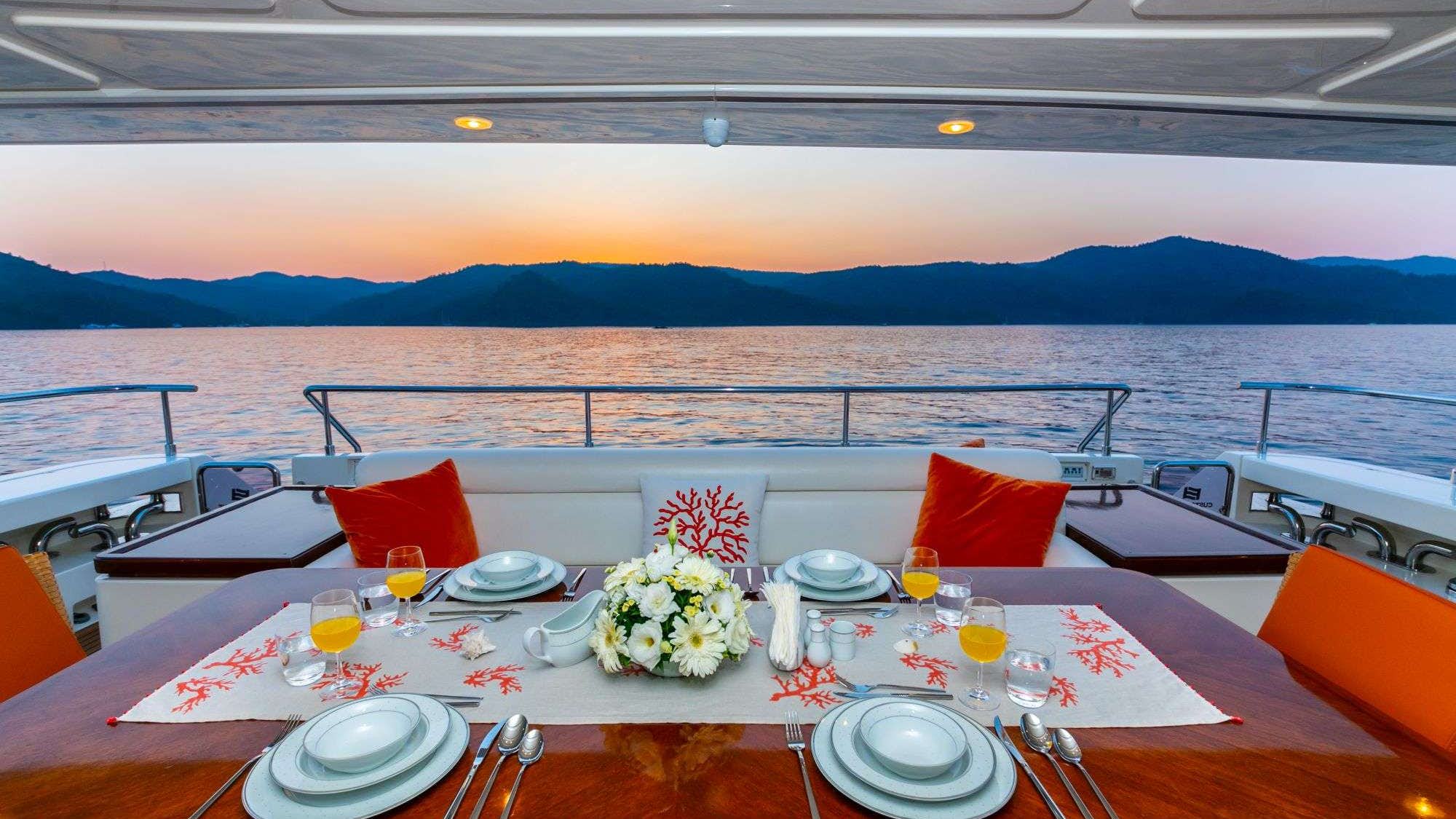 17 dining set up al fresco.jpg