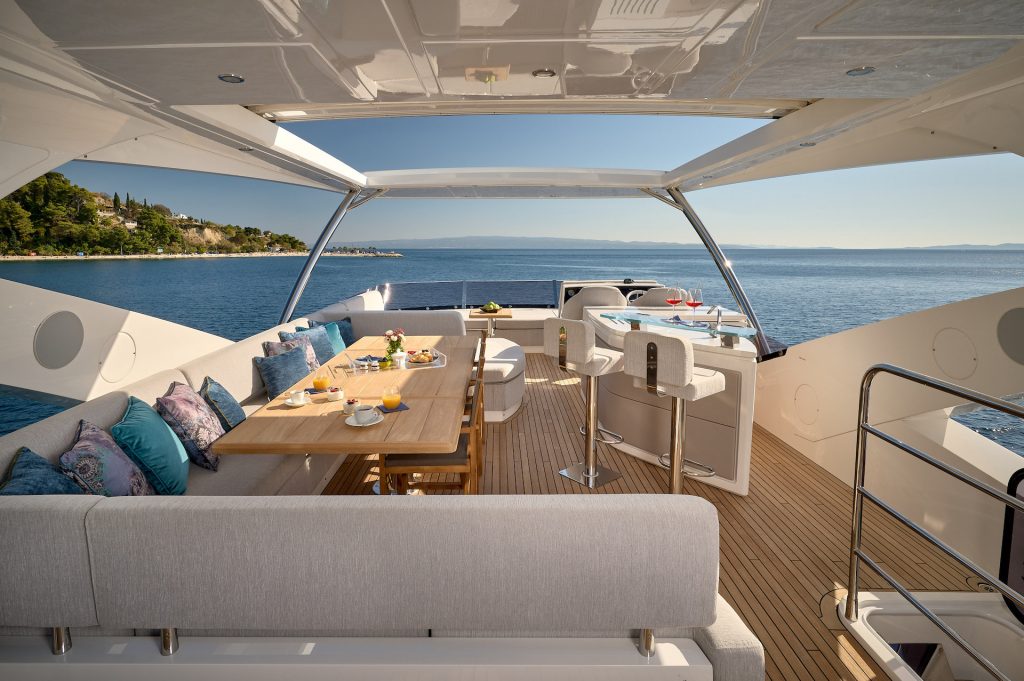 2.0 Flybridge dining and bar.jpg