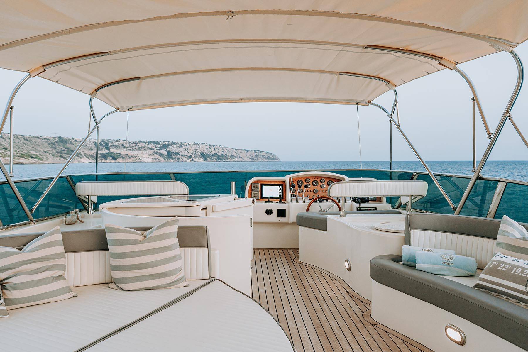 2.1 Expansive flybridge with retractable bimini.jpg
