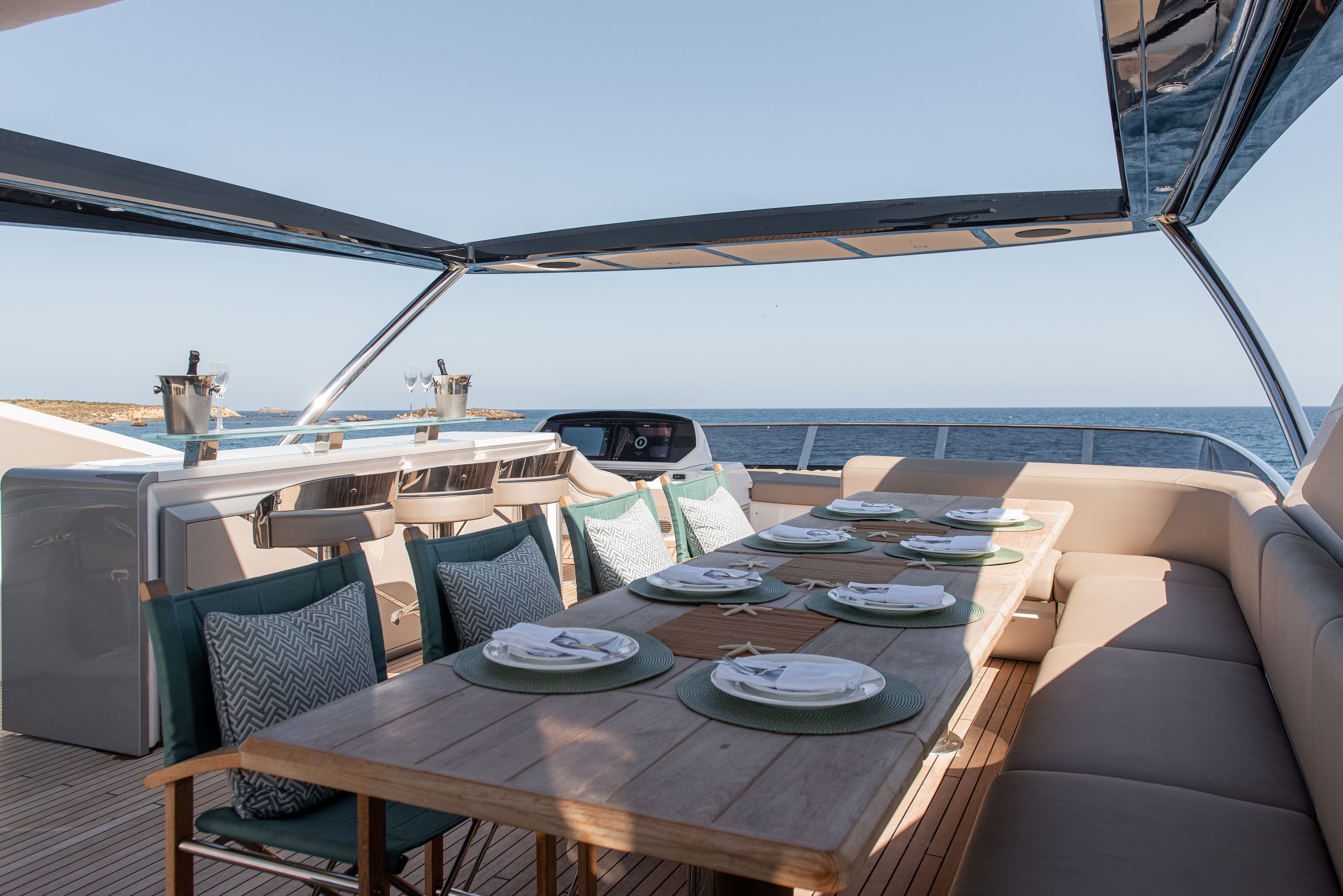 2.1 Flybridge dining and bar.jpg