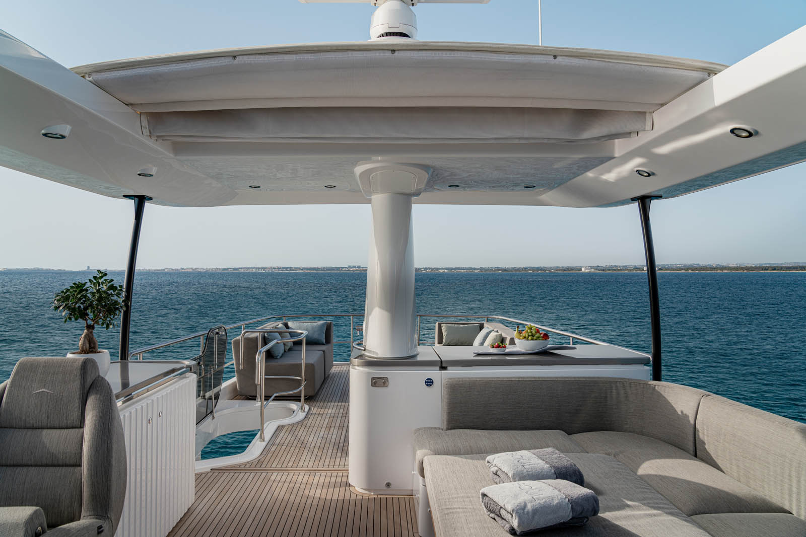 2.1 Flybridge view aft.jpg