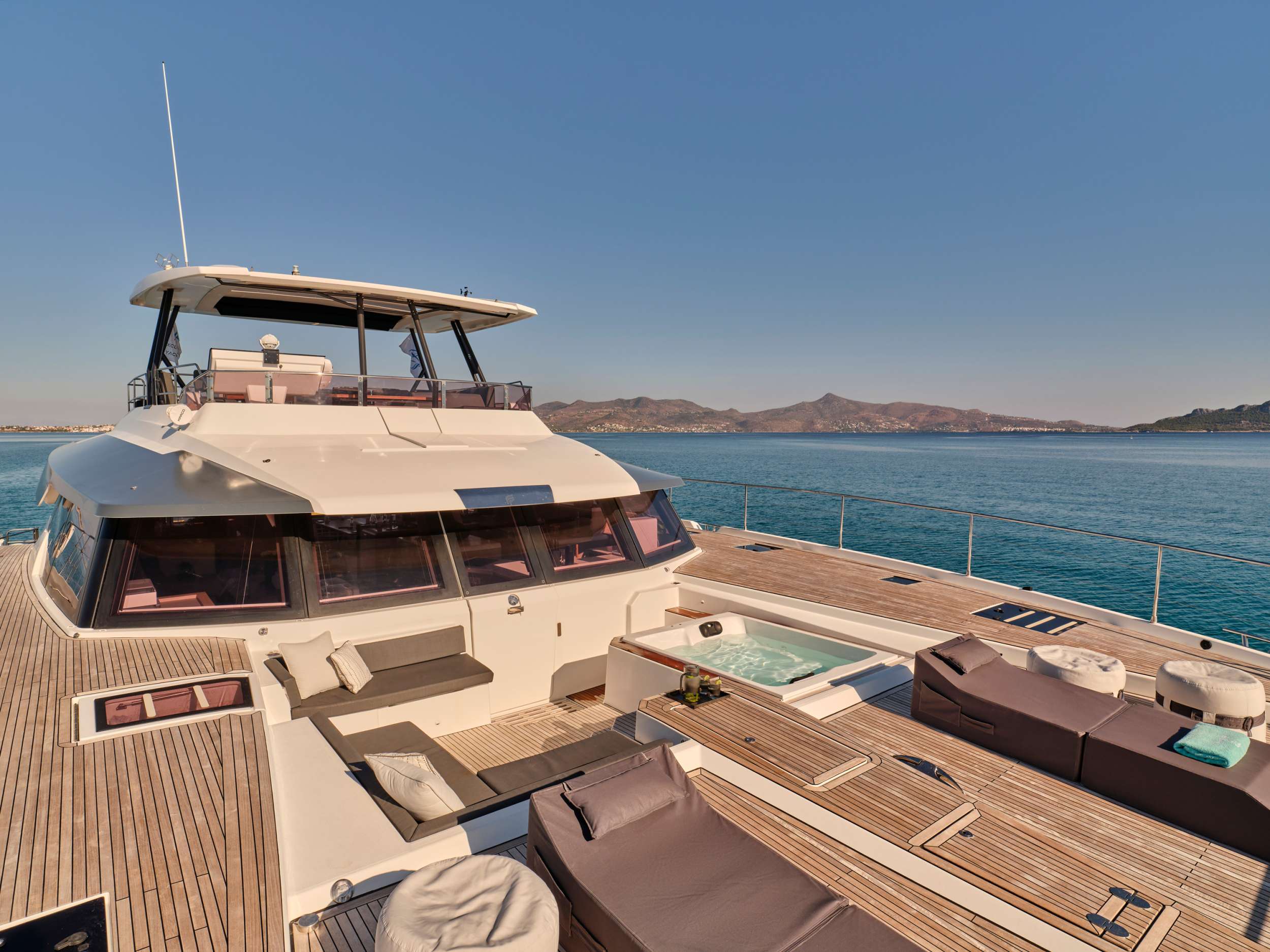 2.1 Foredeck sunken lounge and jacuzzi.jpg