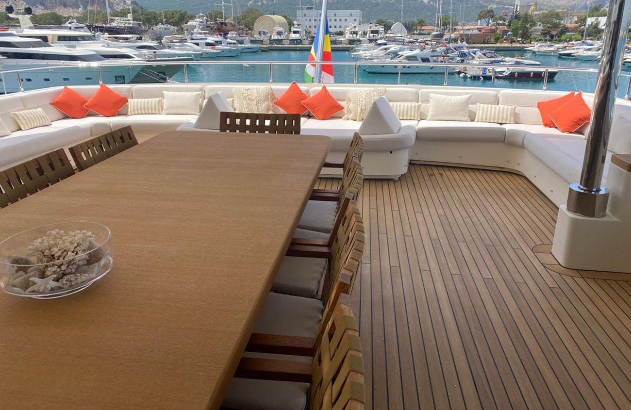 2.1 Upper deck aft dining.jpg